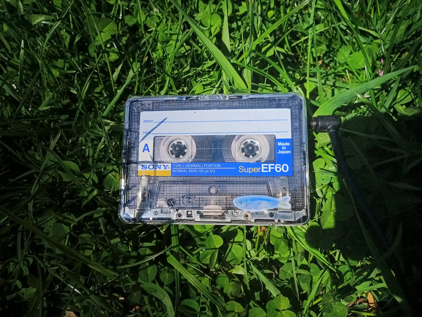 透明背盖，以及小鱼贴纸